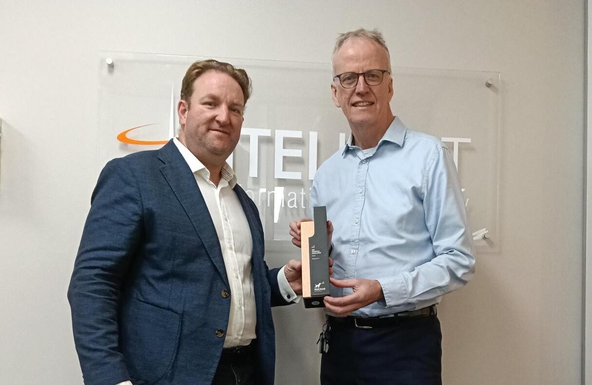 David Plummer presenting the Ruckus Technical Excellence Award 2025 to Stephen Allan
